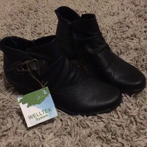 Low heel boots